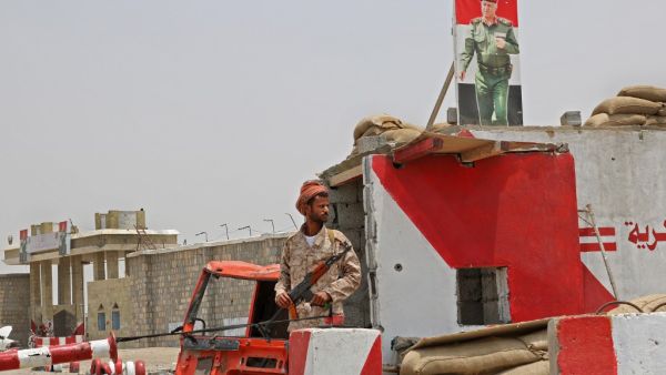 A fighters with the UAE-trained Security Belt Forces loyal to the pro-independence Southern Transitional Council (STC) mans a checkpoint that used to belong to government forces. (AFP/ File Photo)