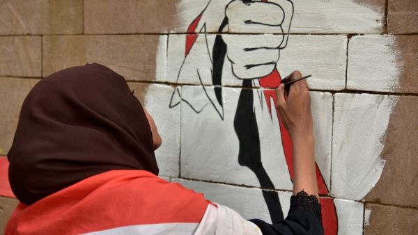 A Sudanese artist paints a mural on a wall in the capital Khartoum on August 22, 2019. (Ahmed Mustafa / AFP)