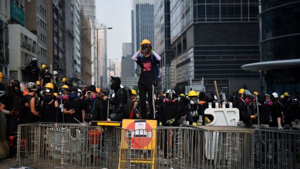 Protesters face off with riot police at Kowloon Bay in Hong Kong on August 24, 2019. (Lillian SUWANRUMPHA / AFP)