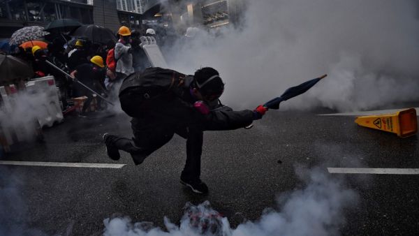 Protesters return tear gas in Tseun Wan in Hong Kong on August 25, 2019 in the latest opposition to a planned extradition law that has since morphed into a wider call for democratic rights in the semi-autonomous city. (AFP/ File Photo)