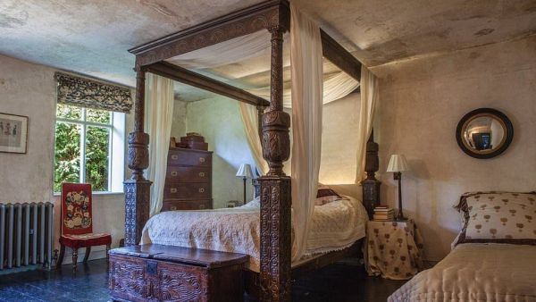 The bed is located in the Georgian wing of the historic property, which is available to rent (dailymail.co.uk)