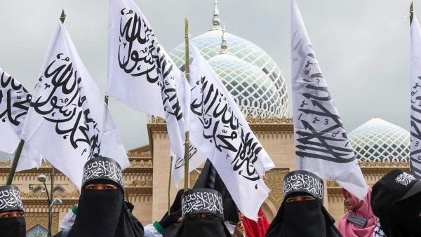Taliban flag in hand of muslim woman (Twitter)