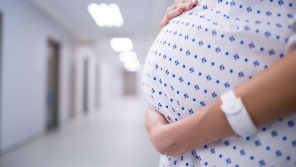 ما هي أسباب التشققات الجلدية وطرق علاجها؟