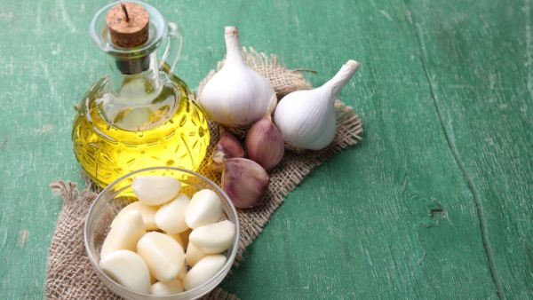 فوائد زيت الزيتون والثوم عند مزجهما مع القليل من عصير الليمون للتخلص من السموم في الكبد