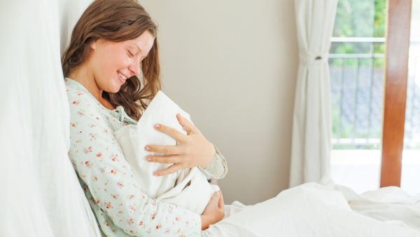  شرب الماء خطوة ضرورية لترطيب الجسم لأن الجفاف يؤثر سلباً على الرضاعة الطبيعية