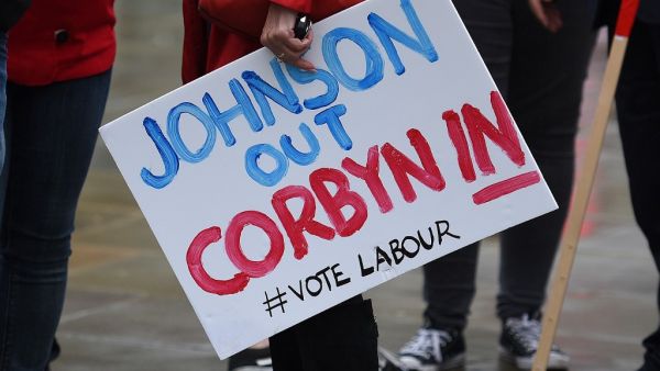 Demonstrators gather to protest against the government's move to suspend parliament in the final weeks before Brexit in Manchester, northwest England, on September 2, 2019. (AFP/ File Photo)