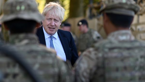 Britain's Prime Minister Boris Johnson (C) chats to Ghurkas during a visit to military personnel on Salisbury plain training area near Salisbury, southwest England on September 19, 2019. (Ben STANSALL / AFP / POOL)