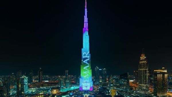 يتألق البرج الأيقوني مع عرضي LED آسرين يُقدمان يومياً من الساعة 7:45 إلى 10:45 مساءً، حيث يتناوبان ضمن تلك الفترة كل نصف ساعة في أيام العطل الأسبوعية (الخميس والجمعة والسبت)، وكل ساعة في أيام الأسبوع. يتألق البرج الأيقوني مع عرضي LED آسرين يُقدمان يومياً من الساعة 7:45 إلى 10:45 مساءً، حيث يتناوبان ضمن تلك الفترة كل نصف ساعة في أيام العطل الأسبوعية (الخميس والجمعة والسبت)، وكل ساعة في أيام الأسبوع.