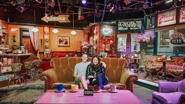 ‘Friends’ Central Perk sofa heads to Dubai on world tour. (Twitter/ @FriendsTV)