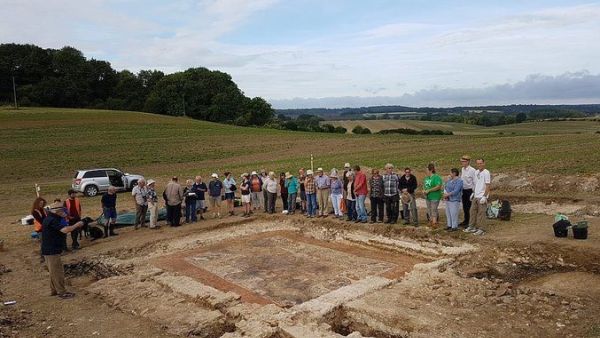 Ancient Roman Art Depicting Mythical Chariot Race Unearthed in Berkshire Village (Twitter)