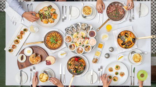 تتوفر مجموعة مختارة من المقبلات المميزة للاختيار من بينها السلمون المدخن، وسلطة جبن الماعز، وطبق فوا غرا أو تورتشون الفاخر، يلي ذلك طبق من المأكولات البحرية الفاخرة مع المحار الطازج، والقريدس، وتارتار سمك باس البحر مع السلمون. تتوفر مجموعة مختارة من المقبلات المميزة للاختيار من بينها السلمون المدخن، وسلطة جبن الماعز، وطبق فوا غرا أو تورتشون الفاخر، يلي ذلك طبق من المأكولات البحرية الفاخرة مع المحار الطازج، والقريدس، وتارتار سمك باس البحر مع السلمون.