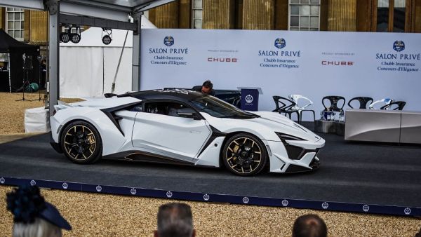 قُدّمت سيارة Fenyr SuperSport باللون الأبيض القطبي مع لمسات ذهبية وجذبت الحشود بفضل خطوطها الديناميكية، وتصميمها الخارجي المستقبلي المصنوع من الكربون قُدّمت سيارة Fenyr SuperSport باللون الأبيض القطبي مع لمسات ذهبية وجذبت الحشود بفضل خطوطها الديناميكية، وتصميمها الخارجي المستقبلي المصنوع من الكربون