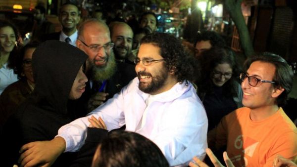 Alaa Abdel Fattah (C) surrounded by supporters outside Cairo's main police station after he was released on bail by an Egyptian court in March 2014. (AFP/ File Photo)