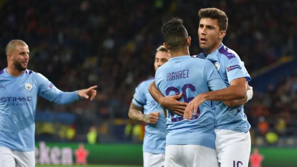 جم مان سيتي رياض محرز (وسط) يحتفل بهدفه في شباك شاختار ضمن دوري أبطال أوروبا.