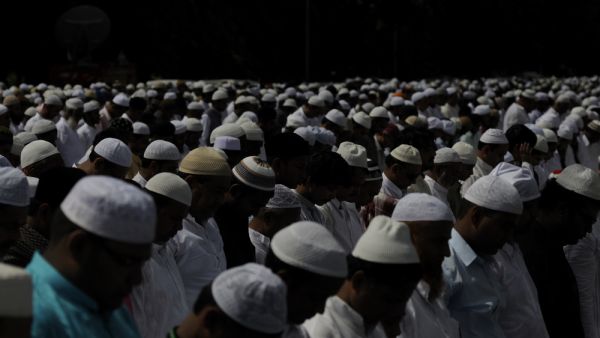 Muslims doing their Eid prayer in India (Shutterstock)	
