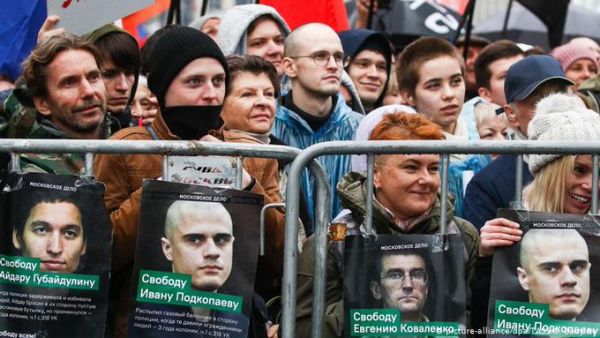 Thousands of Russians chanted "Let them go" during a protest in Moscow (Twitter)
