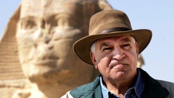  زاهى حواس يوقع كتابه "أسرار مصر مع زاهى حواس"