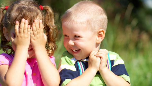 عليك مشاركة طفلك بعض الخروجات مع صديقته وجميع أصدقائه