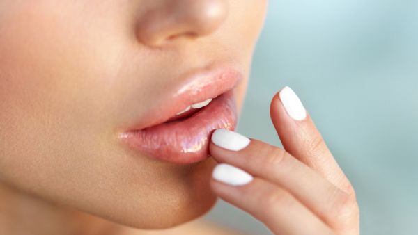ضرورة حماية شفاهك من اشعة الشمس المؤذية عبر تطبيق كريم الوقاية من الشمس عليهما