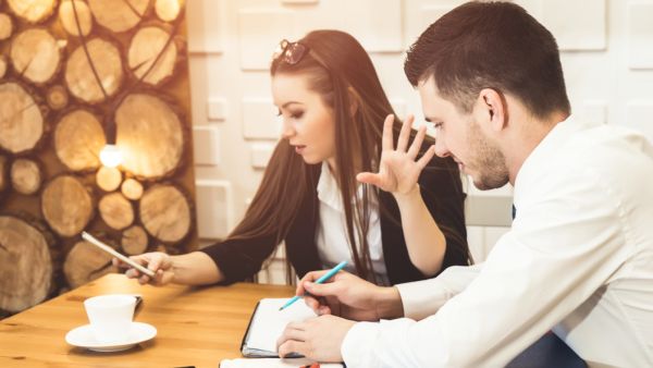 عندما يكون الرجل شكاكاً بالمرأة بشكل مفرط لا تحترمه