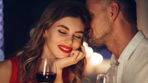 على الزوجين مساندة البعض بطريقة غير محسوسة قبل المناسبة