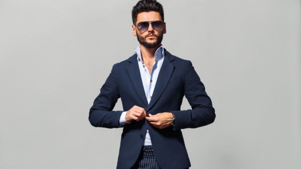  اعتمد البدلة البنى مع قميص باللون السماوي