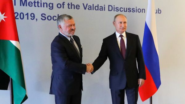 Russian President Vladimir Putin (R) shakes hands with Jordan's King Abdullah II prior to their meeting at the Valdai Discussion Club in Sochi on October 3, 2019. (Mikhail Klimentyev / Sputnik / AFP)