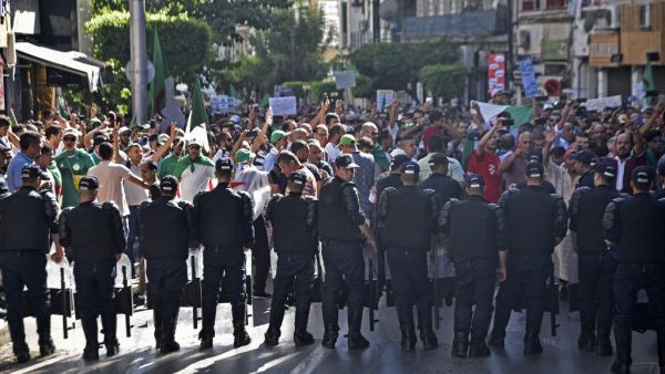Algerian protesters face riot police during a demonstration against the ruling class in the capital Algiers on October 4, 2019, for the 33rd consecutive Friday since the movement began. (RYAD KRAMDI / AFP)