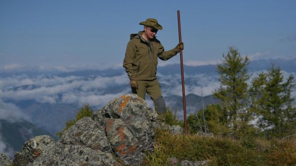 Russian President Vladimir Putin poses during his leisure time in the Siberian Taiga area on October 6, 2019. (Alexey DRUZHININ / Sputnik / AFP)