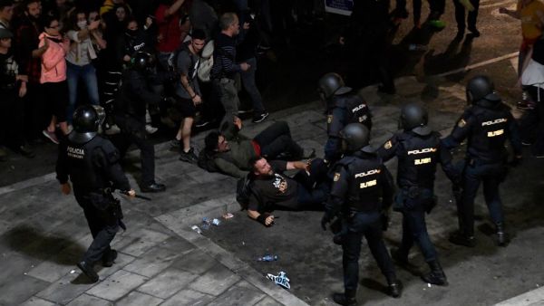 Protester clash with Spanish policemen at El Prat airport in Barcelona on October 14, 2019 as thousands of angry protesters took to the streets after Spain's Supreme Court sentenced nine Catalan separatist leaders to between nine and 13 years in jail for sedition over the failed 2017 independence bid. (AFP/ File Photo)
