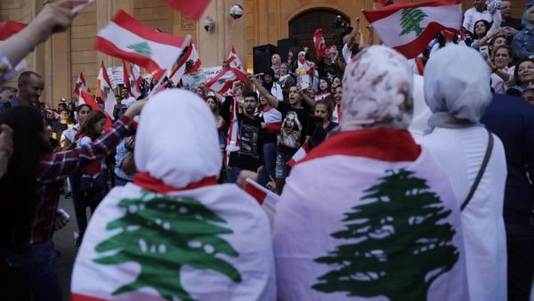 Lebanese protesters gather in front of Mohammed al-Amin mosque during an anti-government demonstration in the capital Beirut's downtown district's Martyr's Square on October 26, 2019. (ANWAR AMRO / AFP)
