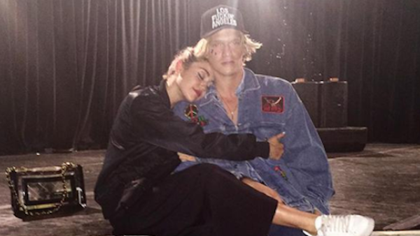 Miley and Cody were snapped smooching during a cozy lunch date at health food restaurant Backyard Bowls in Los Angeles. (Twitter)