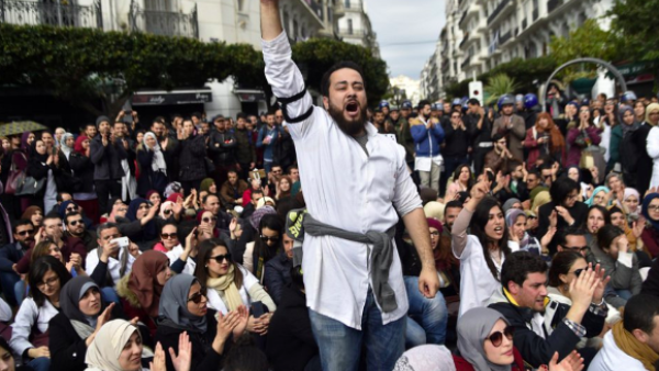 Algerian anti-riot police surround doctors and dentists who are completing their residency stage of their studies during a sit-in outside La Grande Poste in the capital Algiers, on February 12, 2018, as part of a three-month-long strike protesting against compulsory civil service. Photo AFP ©AFP ⁃ RYAD KRAMDI