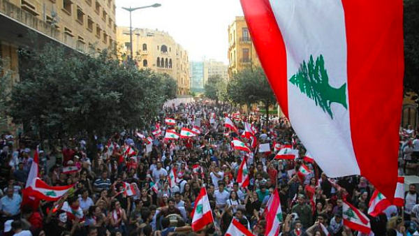 Lebanese demonstrators take part in a protest against dire economic conditions in Lebanon's southern city of Sidon on October 21, 2019. (IBRAHIM AMRO / AFP)