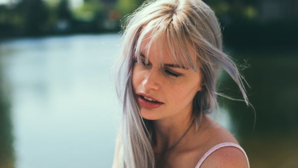 أسباب ظهور الشيب وعلاجه بشكل طبيعي؟