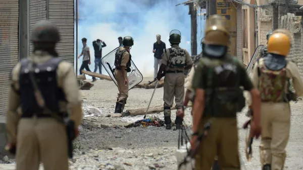 Kashmiri protestors clash with Indian police in Srinagar. (Tauseef Mustafa / AFP)