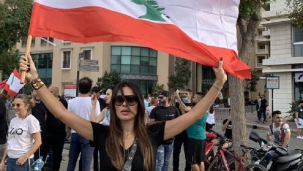 نادين نجيم تشارك في مظاهرات لبنان