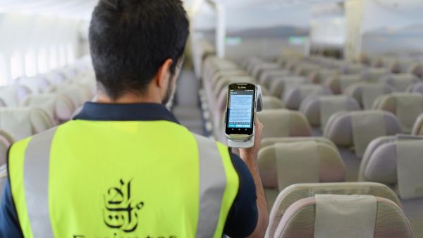 على الرغم من أن ناقلات جوية أخرى تستخدم التقنية ذاتها، إلا أن طيران الإمارات تكمل يومياً إجراء أكبر عدد من عمليات مسح RFID، لأكثر من 250 طائرة تحمل ما يزيد على 133 ألف سترة نجاة. على الرغم من أن ناقلات جوية أخرى تستخدم التقنية ذاتها، إلا أن طيران الإمارات تكمل يومياً إجراء أكبر عدد من عمليات مسح RFID، لأكثر من 250 طائرة تحمل ما يزيد على 133 ألف سترة نجاة.
