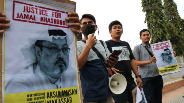 Humanitarian activists in Makassar City held a demonstration related to the death of Jamal Khashoggi, one of the Saudi Arabian journalists in Turkey  (Shutterstock)	