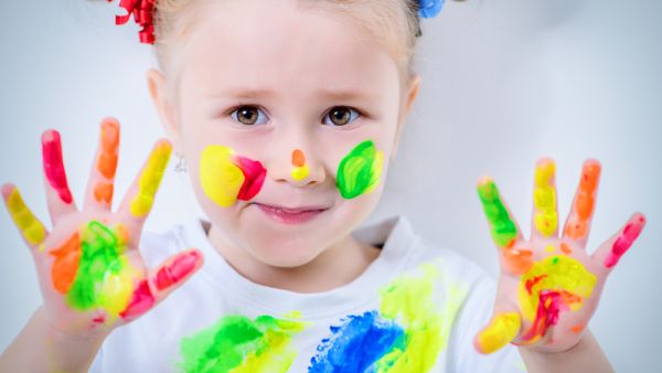 يوضع كمٌّ مناسبٌ من زيت الأطفال أو زيت الزيتون على بقعة التلوين مع الدعك