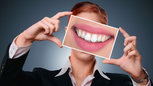هل تريدين أسنان بيضاء؟ تجنبي هذه الأطعمة