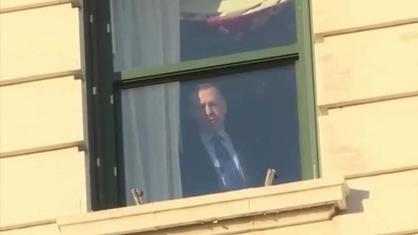 اردوغان من خلف النوافذ وهو يراقب الرافضين لزيارته في واشنطن..