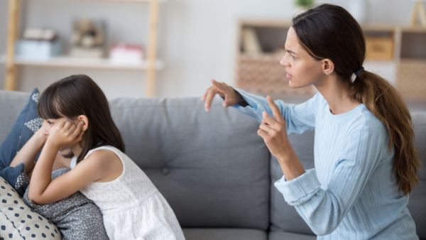 كوني موجودة عندما يطلب طفلك مساعدتك ولا تحاولي تمهيد الطرق أمامه بدعوى الحفاظ على راحته