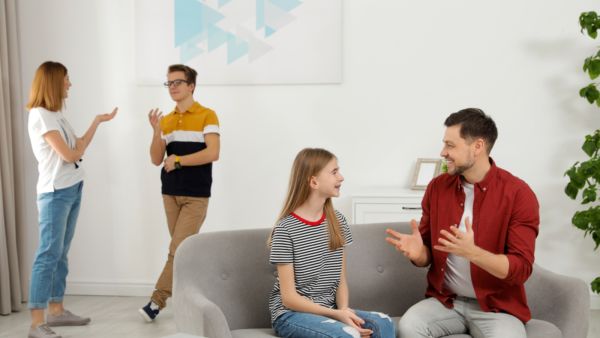 توقفي عن محاولة توجيه ابنك المراهق عبر إلقاء النصائح عليه