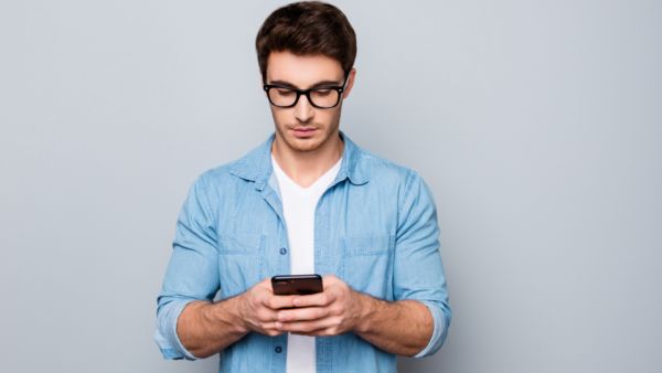 يصاب مستخدمو الهواتف الذكية قبل النوم بالسمنة نتيجة لإفراز هرمون الكورتيزول