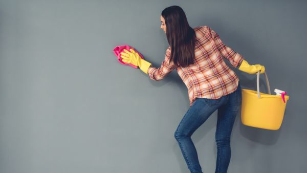 تدعو النصيحة إلى البعد عن استخدام الليفة المعدن لغرض تنظيف الحائط