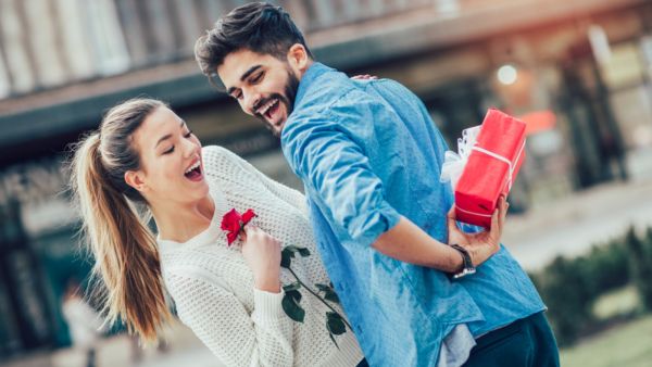 شراء بوكس يحتوي على مجموعة من ألوان طلاء الأظافر المفضلة لها