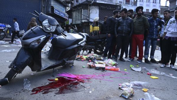 People gather at the site of a grenade blast at a market in Srinagar on November 4, 2019. At least one person was killed and 17 injured on November 4 in a grenade blast at a crowded market in Indian-administered Kashmir's main city of Srinagar, police and doctors said. Tauseef MUSTAFA / AFP