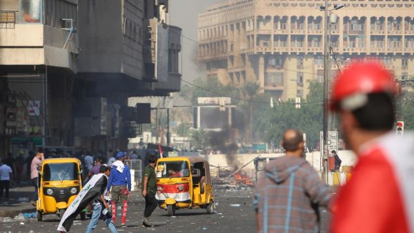 Iraqi protesters burn tyres in al-Khalani square in central Baghdad on November 10, 2019, during an anti-government sit-in. Iraqi protesters struggled to keep up their anti-government sit-ins following a deadly crackdown by security forces that Amnesty International warned could turn into a "bloodbath". (SABAH ARAR / AFP)