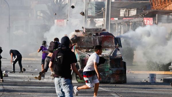 Demonstrators clash with riot police during a protest against the government of Chilean President Sebastian Pinera in Renaca, Vina del Mar, some 120 km west of Santiago, on November 10, 2019. (AFP/ File Photo)